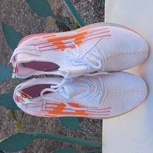 Size 6 new  white ,slide in 👟